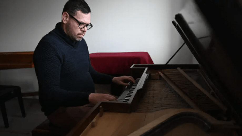 Tim Gray at the Henrion piano