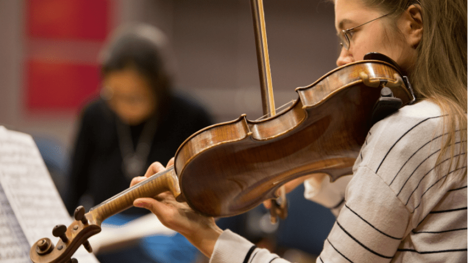 Students practice the violin during teaching sessions with at the ANU School of Music (Lannon Harley/ANU).